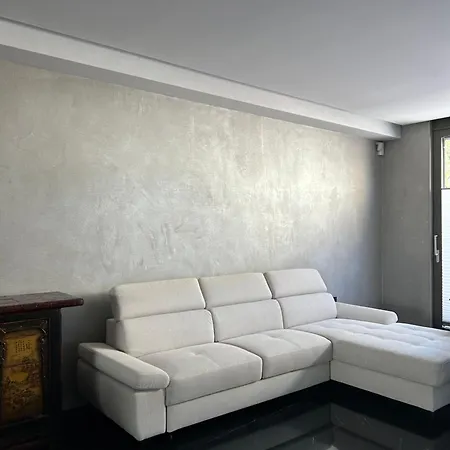 Royal Daire Izola